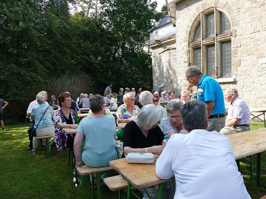 Nachfeier des Mährisch-Neustädter Wachsstockfestes an der Weingartenkapelle (Foto: Karl-Franz Thiede)